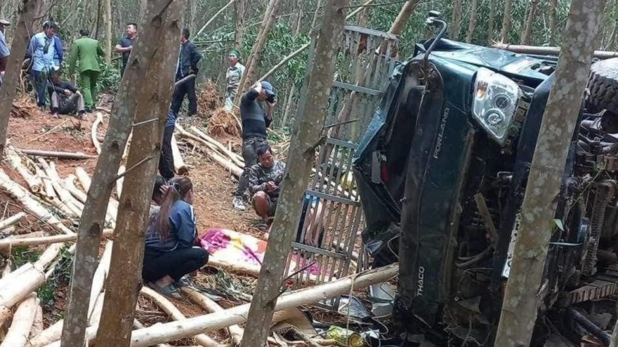 Xe chở gỗ keo bị lật, đè chết 1 người ở Quảng Bình